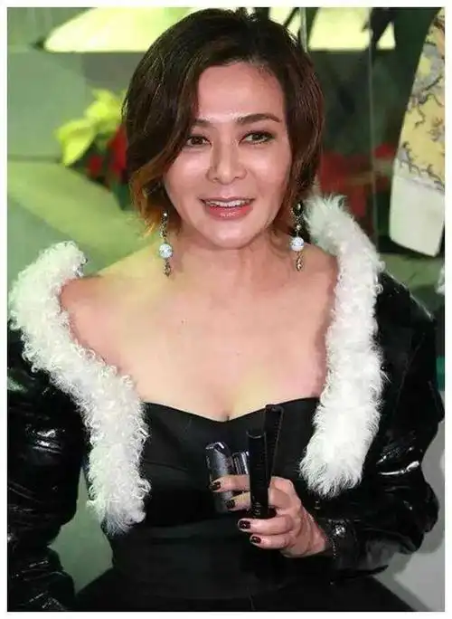 而在关之琳这么多段恋情中其中最令到大家印象深刻的,就是她与富商