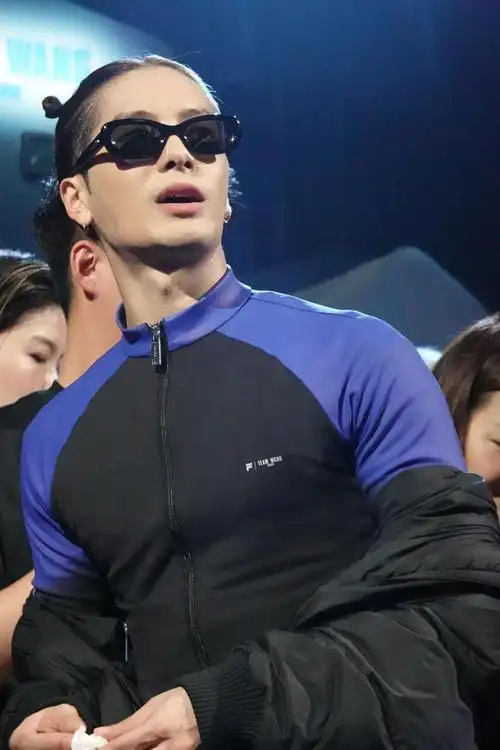 和王嘉尔合照自拍到啦!