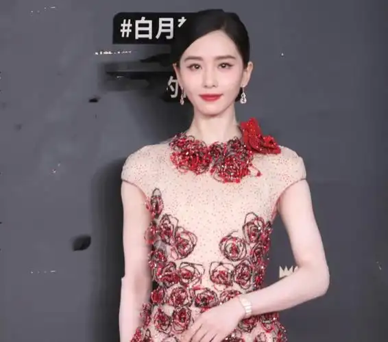 视界大会红毯:刘诗诗气质出众,关晓彤膀大腰圆,张天爱假臀抢镜_腾讯