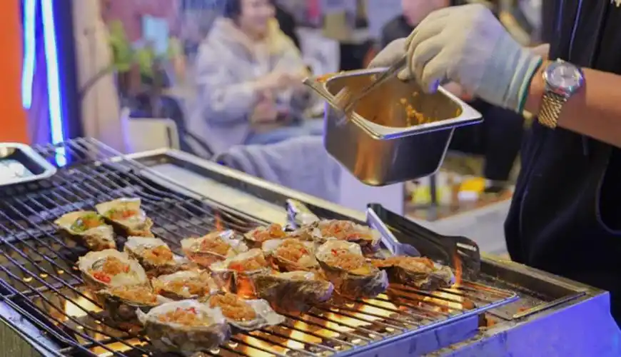 95后夫妻在义乌夜市摆摊,每天能赚9千多?记者动了心,跑去看了看_极酷