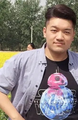 现在尤浩然也长大了,他还是选择留在娱乐圈,后来尤浩然参加了艺考