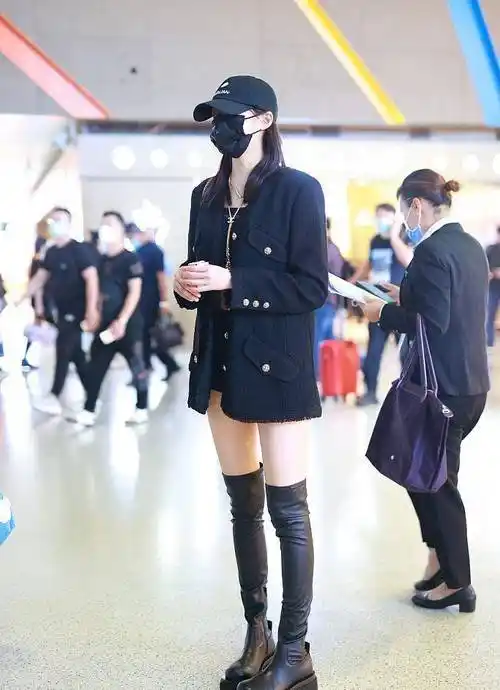 关晓彤的"小鸟腿"真绝,这么紧的皮靴硬是穿出褶皱,让人好羡慕_时尚