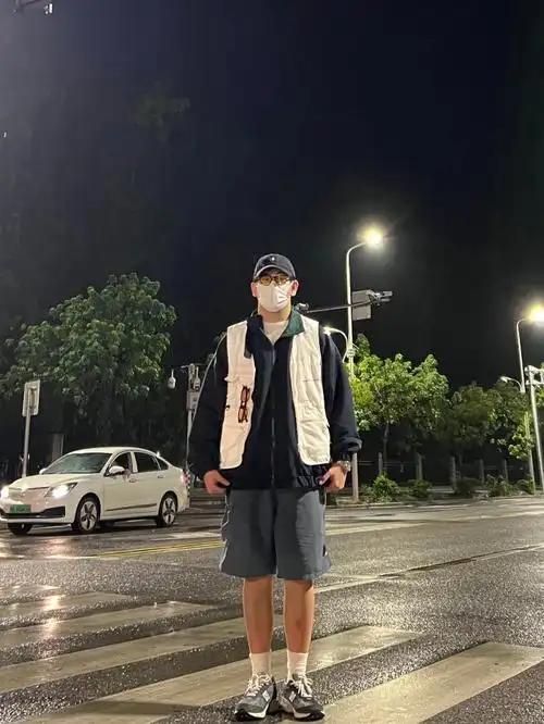 180斤微胖男生秋季穿搭白色马甲飞行夹克