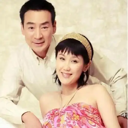 他的第一任妻子叫章小惠.