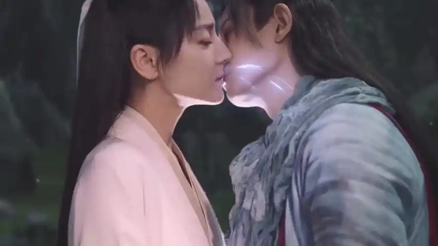 《与君初相识》任嘉伦强吻热巴,送上定情信物撩得她心跳加速