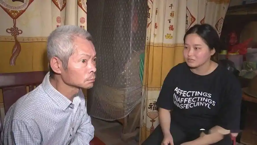 养父生病养女日夜悉心照顾