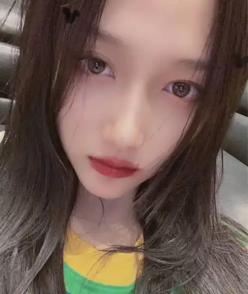 前几天她还晒出了一张自己的自拍,自拍中关晓彤酷酷的样子也让粉丝们