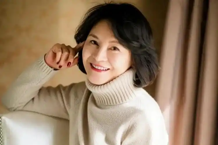 50多岁剪什么发型好看,适合五十多岁的女人的发型