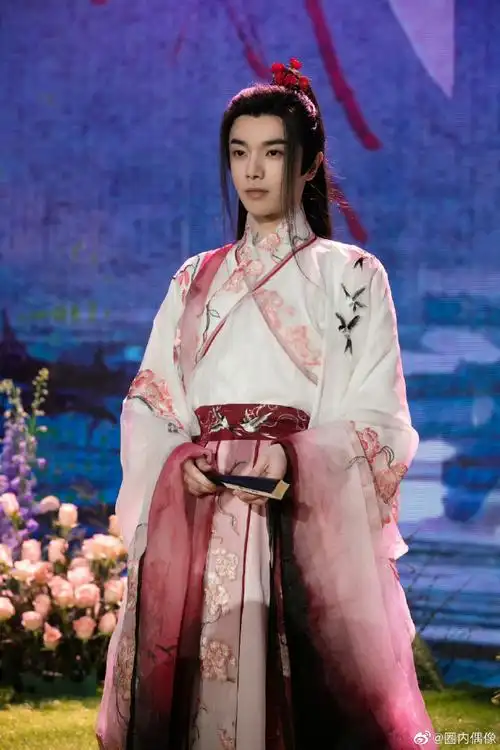 华晨宇晒你好星期六剧照##华晨宇画的梅花