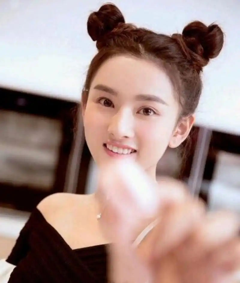 古力娜扎,迪丽热巴,宋祖儿,陈乔恩的双丸子头发型,谁最可爱?