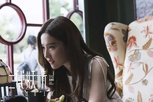 猫妖洪思聪(郭京飞 饰)身着现代服装现身地铁车厢内,大展各自的妖精