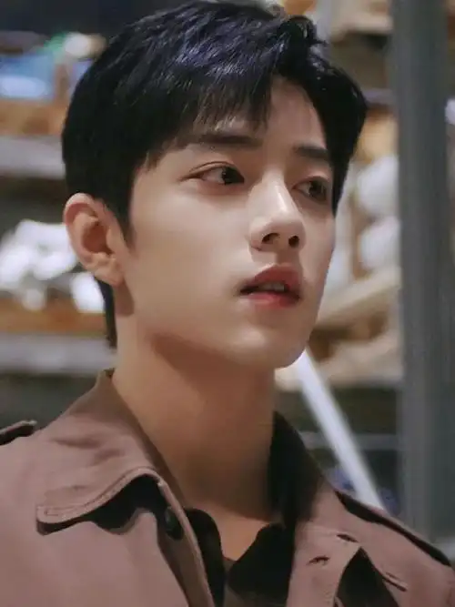 肖战##肖战##微博变美手册#个人觉得比较接近肖战真人的一些照片真人