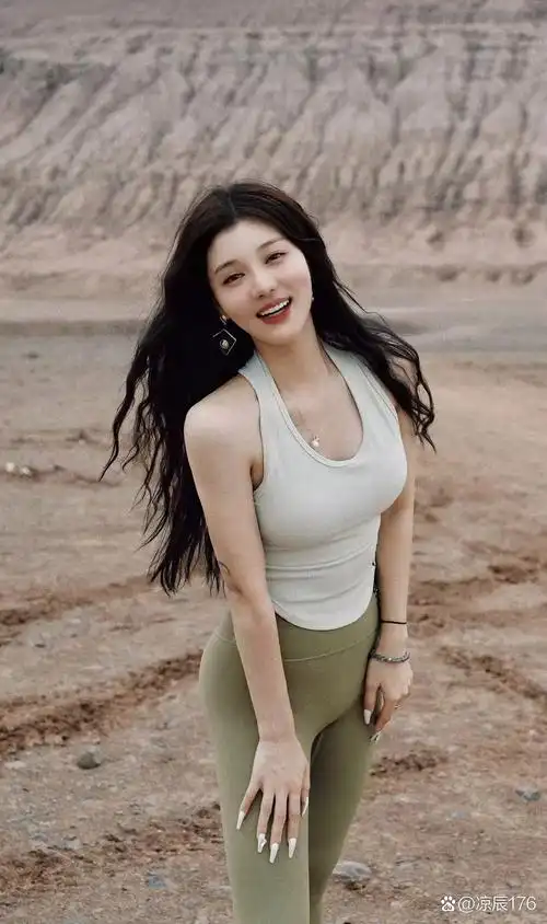 2011 年,她靠着在《快乐女声》取得全国十强的成绩正式出道,后来在