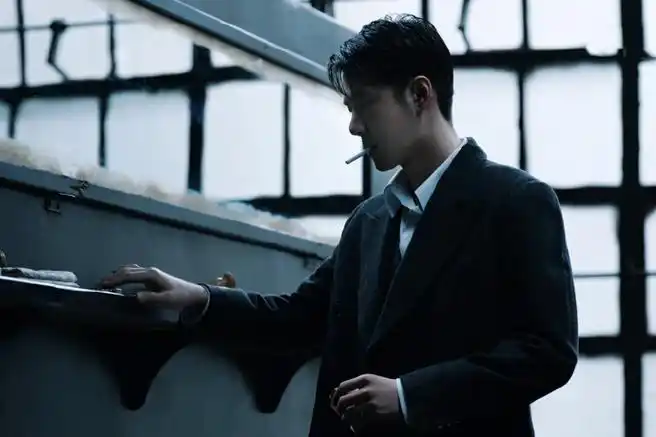 每个镜头都截图低头沉思的模样从烟盒里抽出烟的动作把烟慢慢放入口中