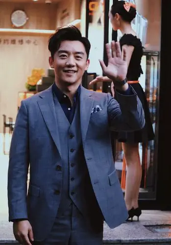 郑恺宣布苗苗产女一袭西装现身成最帅奶爸直言要多出来挣奶粉钱