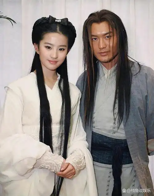 刘亦菲黄晓明肤色差太明显,昔日合影被扒出,杨过小龙女引回忆杀