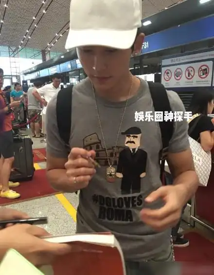 张哲瀚19岁时旧照曝光粉丝十年用一张脸