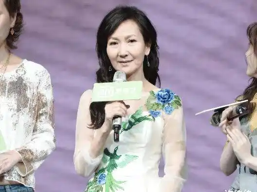 60多岁的陈美琪晒出近照,其看起来不再年轻,网友:小青也老了!