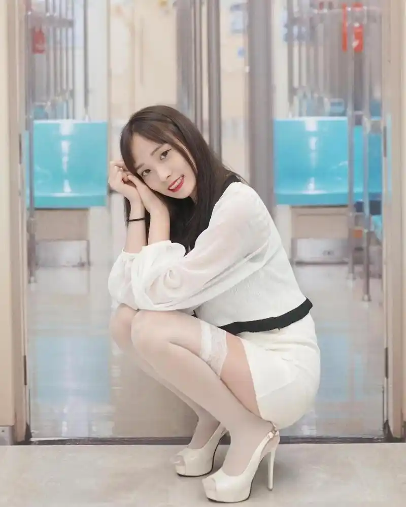 白色鱼嘴露趾高跟鞋#美腿丝袜高跟鞋