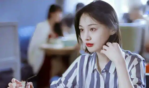 一些消息灵通的艺人,应该早在郑爽代孕事件爆发后,就已经预料到风向