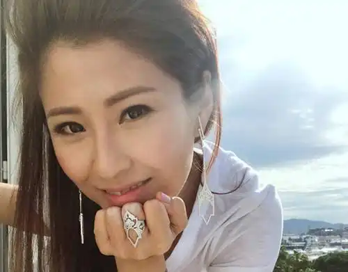 洪金宝的港姐儿媳周家蔚同样貌美惊人.