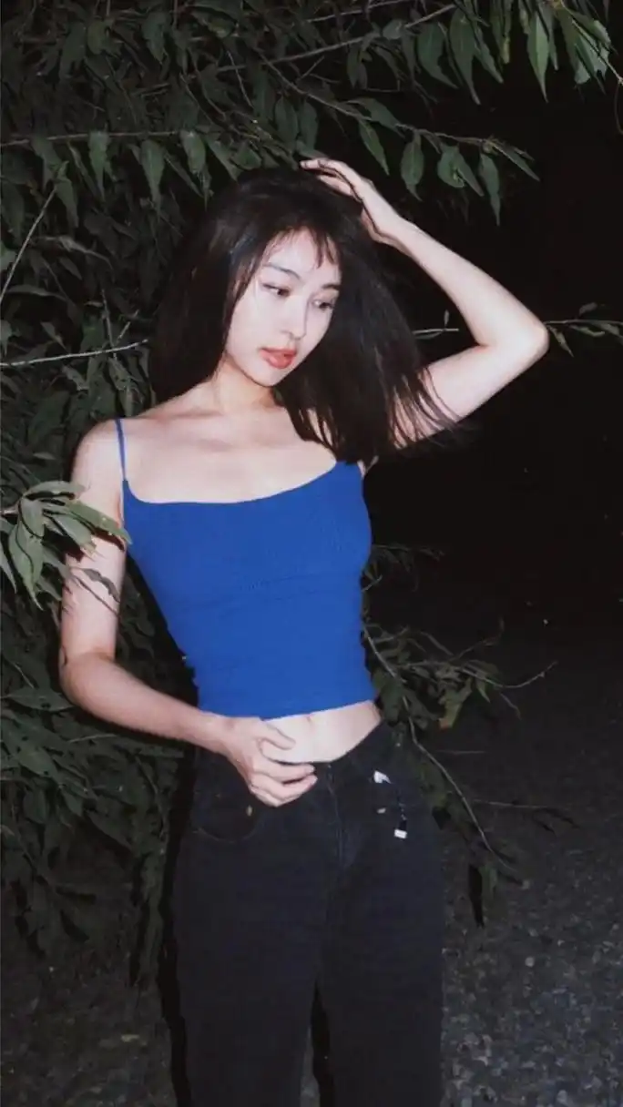 李菲儿身材太棒了. 事业线迷人,腰部无赘肉,吊带背心轻松驾驭.