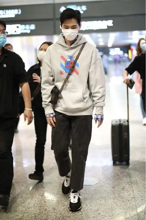 杨洋还是挺有少年感的穿上卫衣减龄十岁像邻家大男孩太帅了