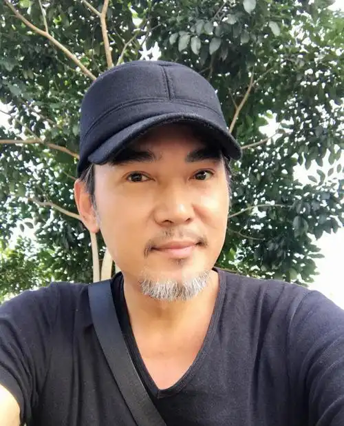 52岁的焦恩俊晒近照,脸胖一圈胡子花白,自嘲:胖了,老了