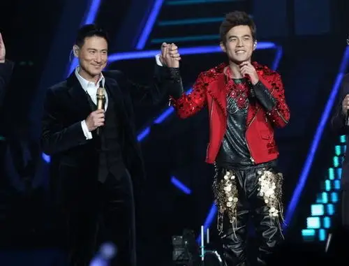 周杰伦贵阳演唱会突发状况网友紧急呼叫张学友