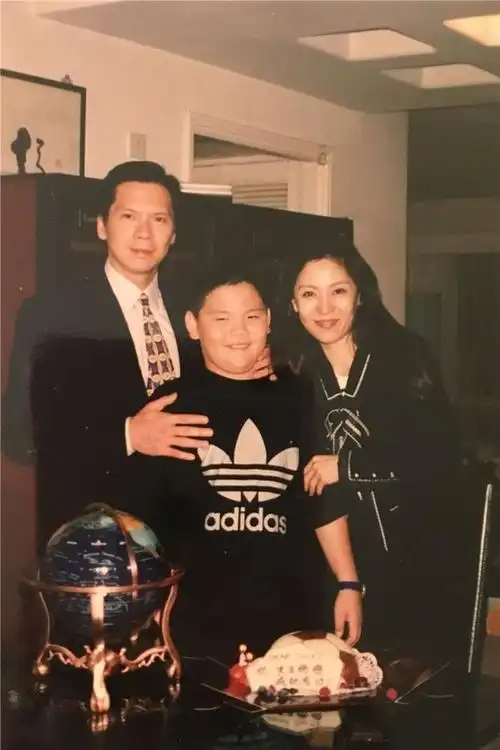 向佐录歌为向华强庆生 珍贵童年照首曝光