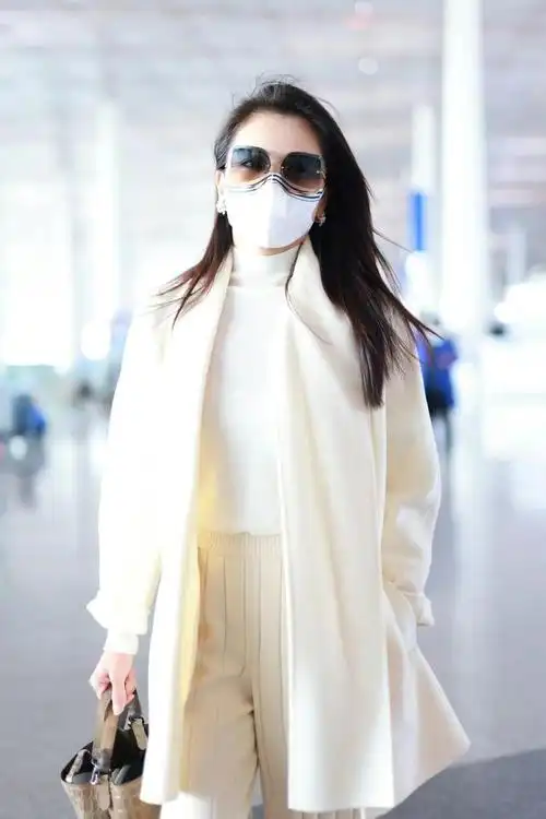 明星们的机场穿搭是比较有看点的,可以很直观地看出他们的衣品好坏