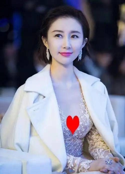 舒畅出席活动,白t 薄纱红色长裙,温婉又精致