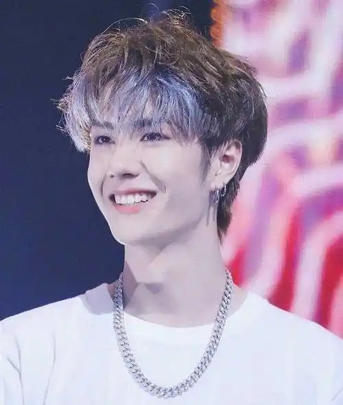 王一博发型挑战没得怕,长发寸头之间任意切换,太哇塞了_造型_什么