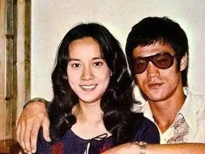 李小龙死在她床上,向华强坚持娶她,这个叫丁佩的女人到底有多狠