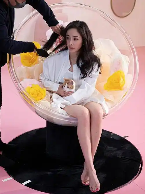 杨幂生图流出,皱纹雀斑赤裸裸展现一股子姨味,但比真实年纪小!