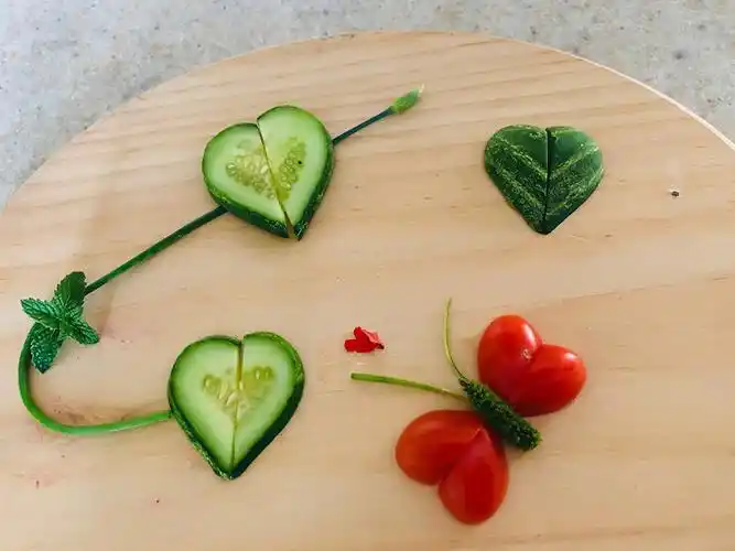 简单的蔬菜摆盘装饰