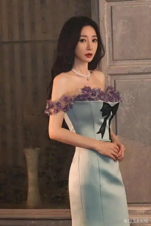 柳岩的鲜花抹胸裙让人惊叹美感炸裂网友直呼女神降临