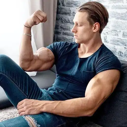 男人手臂粗,才显得强壮,3个动作让你手臂肌肉凸显