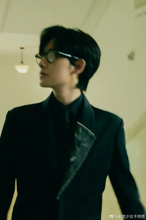 胡先煦扶眼镜侧拍##胡先煦说一会见