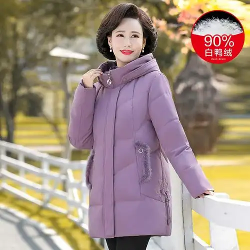 时尚中老年女冬装洋气加厚外套女妈妈羽绒服中老人短款2021年新款