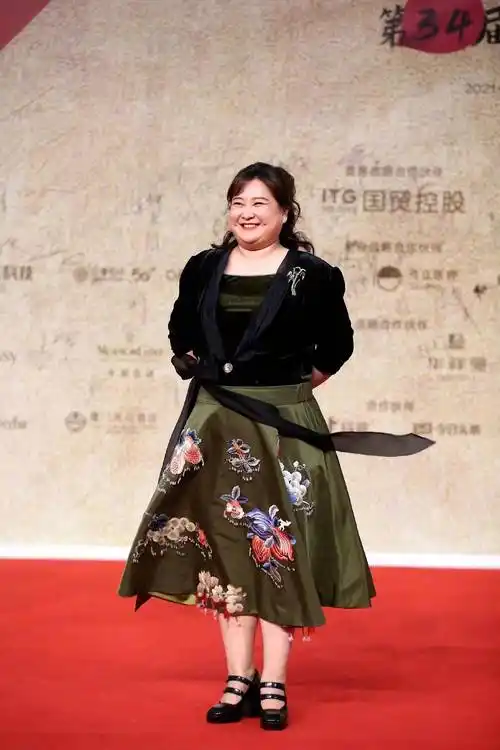 贾玲身材暴瘦都有腰线了!