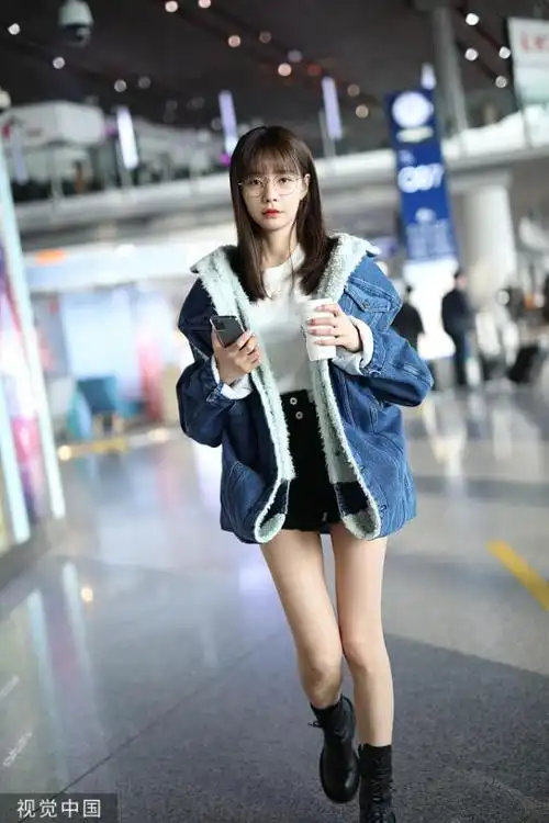 近日,沈梦辰现身北京机场,她裹加绒外套不忘秀白嫩美腿,戴眼镜wink