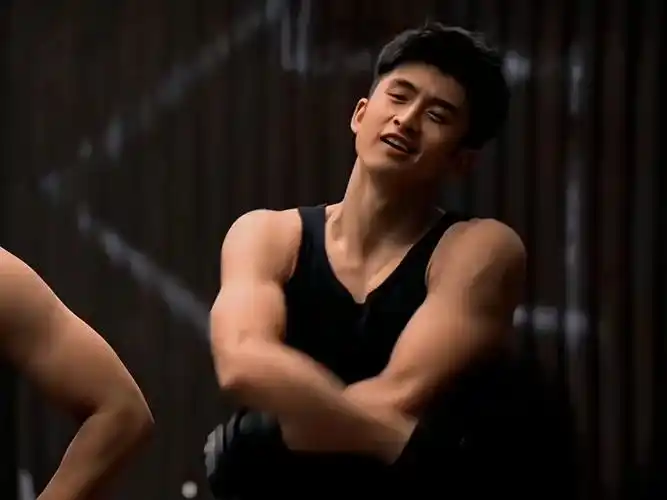 要我说张云龙这种肌肉都是虚的,吃蛋白粉增肌,实际没什么用,打个比方