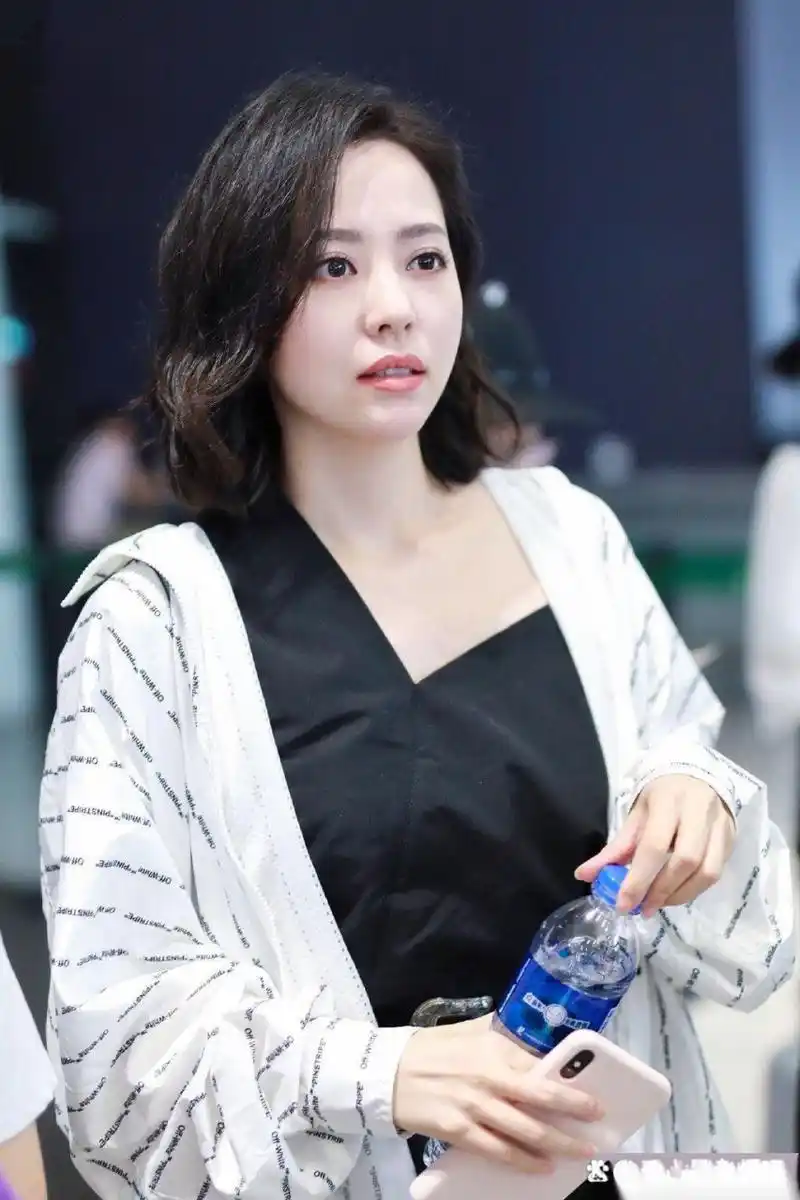 张靓颖齐肩微卷短发造型