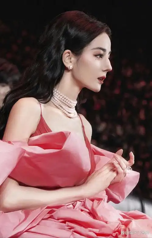 侧颜最好看的女星,刘亦菲热巴弧度最完美,宋祖儿小翘鼻赢了!