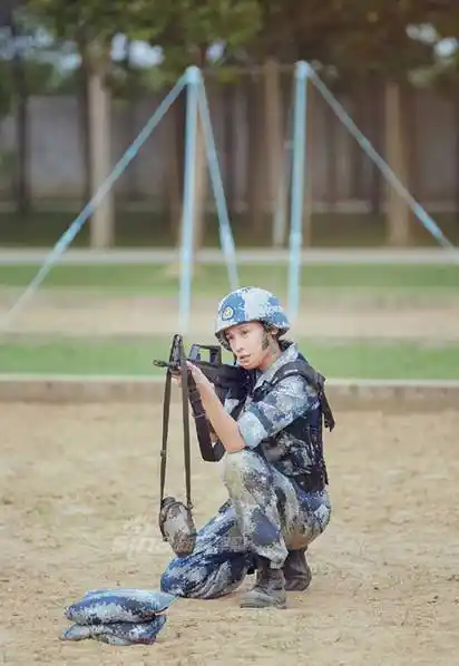 杨幂进军营来体验辛苦操练大汗淋漓更显娇柔