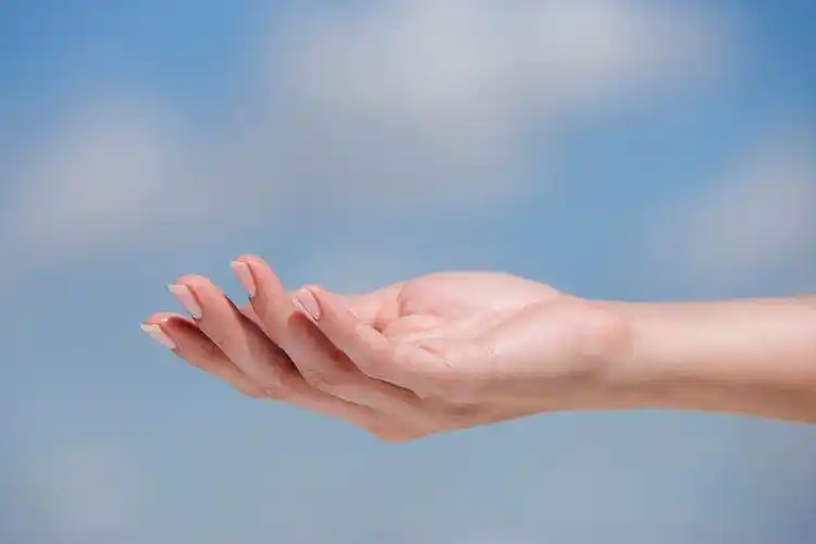 近距离的手对着天空图片下载