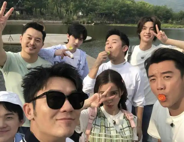 奔跑吧蔡徐坤人缘太好 主动替汪苏泷接受落水惩罚