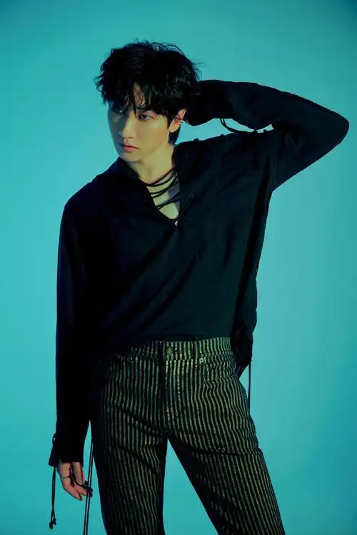 super junior-d&e公开银赫预告照,身穿西装彰显摩登魅力