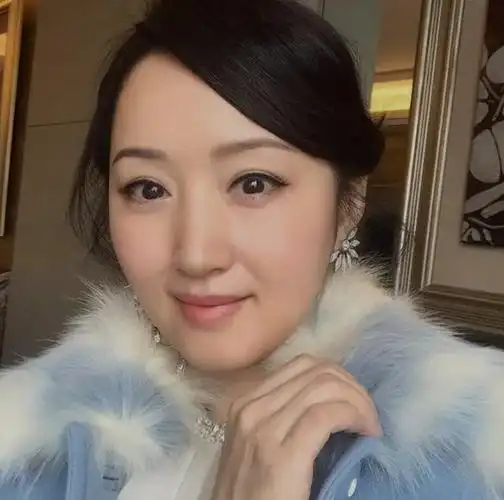 杨钰莹终究是老了在美颜下看似年轻但身材却暴露了真是年龄